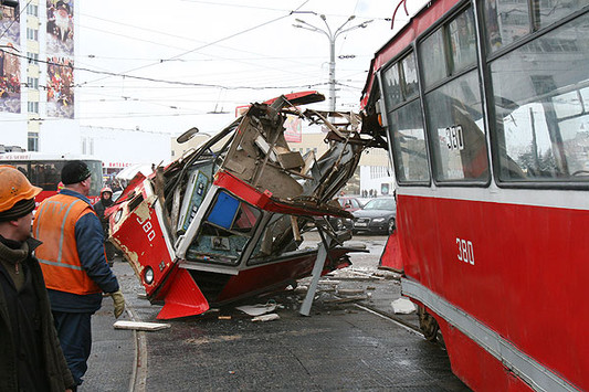 Автобус сбил трамвай