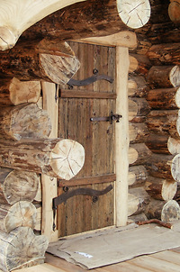 Деревянная дверь в баню с ручной ковкой в Витебске, Exclusivemasters, стоимость — 600 $.