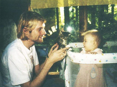 26-летний Курт Кобейн показывает котенка своей дочери Френсис Бин, 1993 г