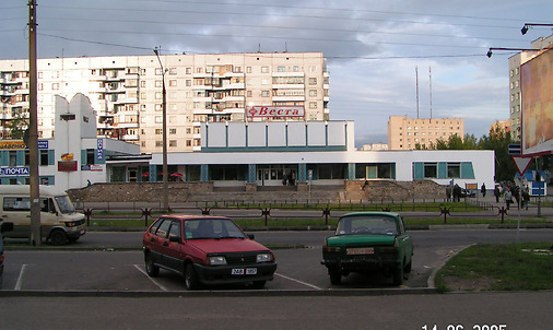 Торговый центр микрорайона Юг-6 на улице Чкалова в 2005-2009 годах. Фото Сергея Мартиновича