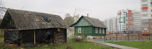 Контрасты Черемушек. Частный дом среди двора. Фото Сергея Мартиновича