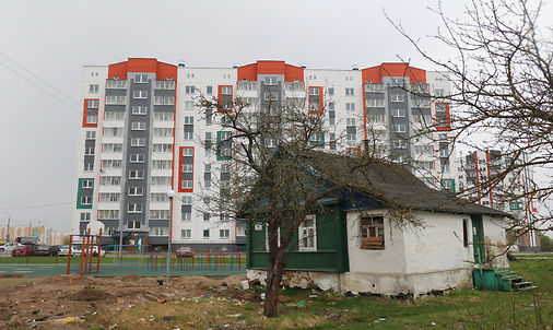 Контрасты Черемушек. Частный дом среди двора. Фото Сергея Мартиновича