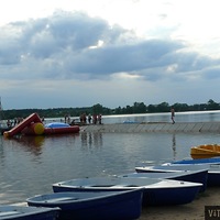 Лодки напрокат на пляже на озере Сосно в Витебске