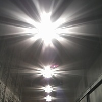 Свет точечных светильников с внешним световым отражателем на глянцевой фактуре