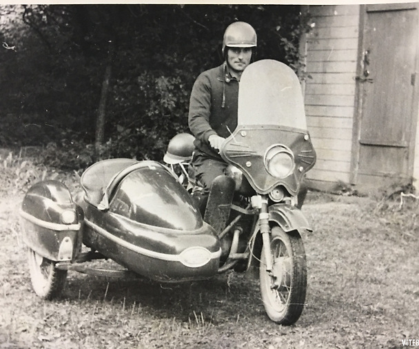 Отец Тамары Воропаевой, Виктор Воропаев, на мотоцикле. Фото, предположительно, сделано возле сараев рядом с домом на Ленина, 35а. Фото: семейный архив