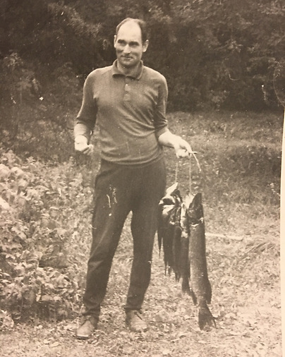 Виктор Воропаев, заядлый рыбак, со своим уловом. Фото: семейный архив