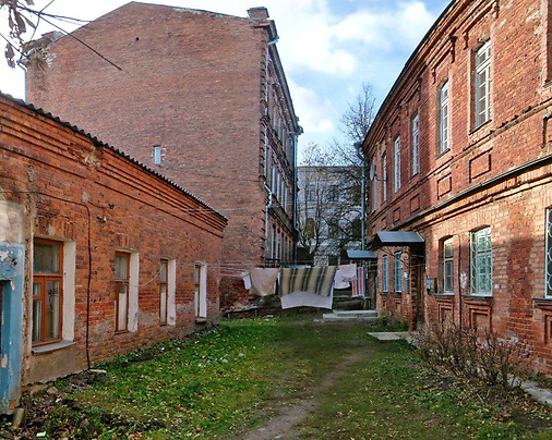 Двор домов №№ 7, 7а, 9 на улице Чехова. Октябрь 2010 года. Фото: Юрий Шепелев