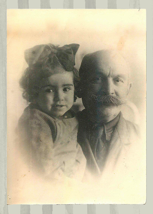 Аделя с дедушкой Павлом Гаубергом. Приблизительно 1948-1949 годы. Фото: семейный архив
