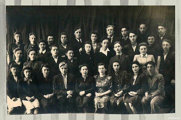 Студенты 1 курса Витебского мединститута, 1947 год. В первом ряду четвёртая справа— преподаватель Софья Гауберг. Фото: семейный архив