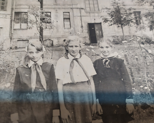 Подруги Алла Макарычева, Лена Левикова и Ира Байнова (крайняя справа) во дворе на Советской, 19. 1970 год.