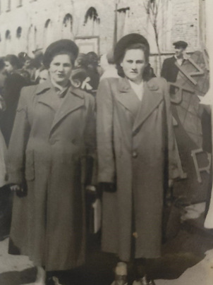 Раиса Вассерман (бабушка героини очерка) с коллегой на первомайской демонстрации в 1950-е годы. Фото сделал ученик 9 «А» класса СШ №2 Григорьев.