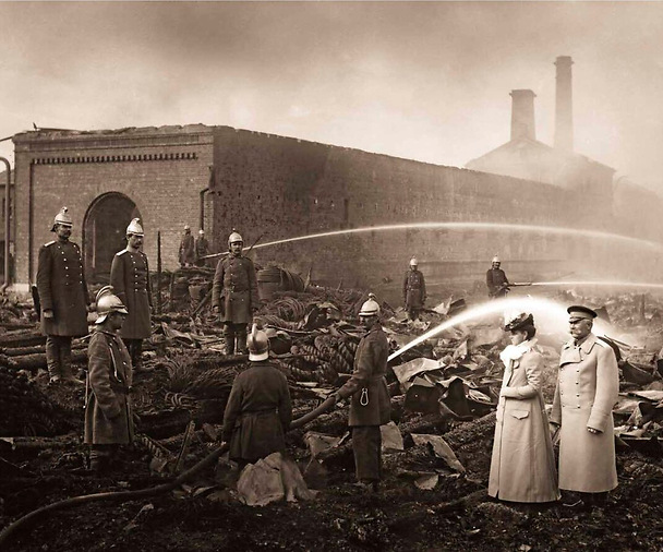 Пожарные ликвидируют возгорание на канатной фабрике Гота в Санкт-Петербурге, 1900 год. Фото: smolbattle.ru