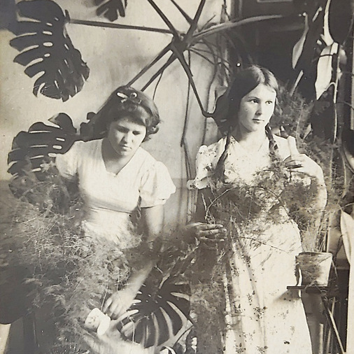 Сёстры Елена (слева) и Любовь Дукальские в доме на Сенной площади, 13. Фото: семейный архив Наталии Корневой