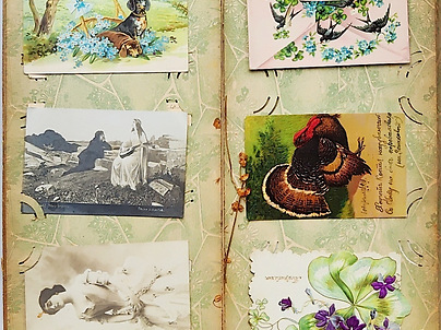 Разворот альбома с дореволюционными открытками, который принадлежал Наталии Дукальской (Алексеевой). Фото: семейный архив Наталии Корневой