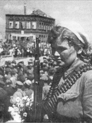 Парад партизан, Сенная площадь, 23 июля 1944 года. Дом Дукальской попал на этот снимок крупным планом. Фото: «Витебская энциклопедия»