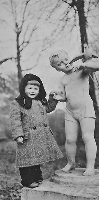 Осень 1954 года. Александр возле скульптуры в парке имени Фрунзе. Фото: семейный архив Александра Кимельмана
