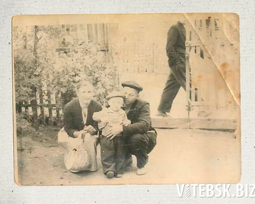 Виктор Нестерович с родителями. Фото: семейный архив Виктора Нестеровича