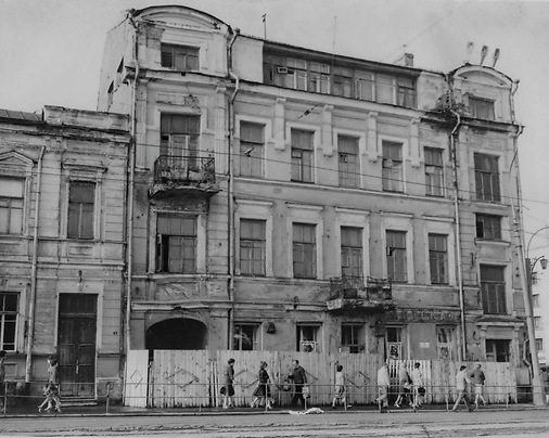 Дом с аптекой на площади Свободы перед сносом. 1984 год. Фото из соцсетей