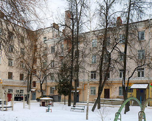 4-этажная часть дома, выходящая на улицу Димитрова. Вид со двора. Фото Сергея Мартиновича