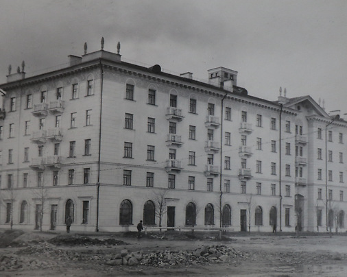 Первая послевоенная витебская пятиэтажка в начале 1950-х годов. Фото из собрания областного краеведческого музея.