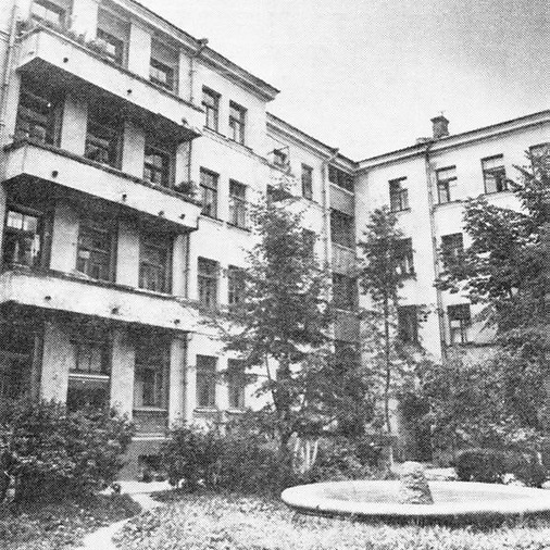 1978 год. Двор дома с неработающим фонтаном из книги Т. Чернявской «Архитектура Витебска»