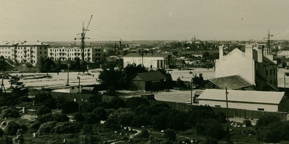Типография на площади Черняховского (справа). Конец 1950-х годов. Из собрания областного краеведческого музея