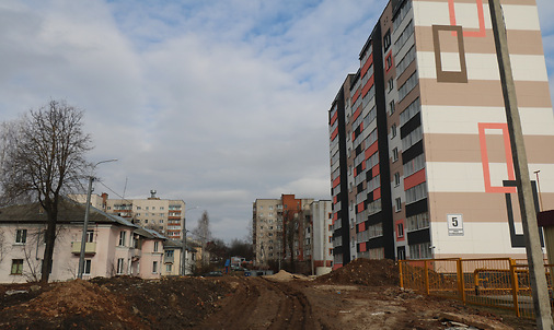 Территория вокруг нового жилого дома. Фото Сергея Мартиновича