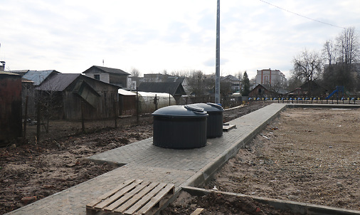 Территория вокруг нового жилого дома. Фото Сергея Мартиновича