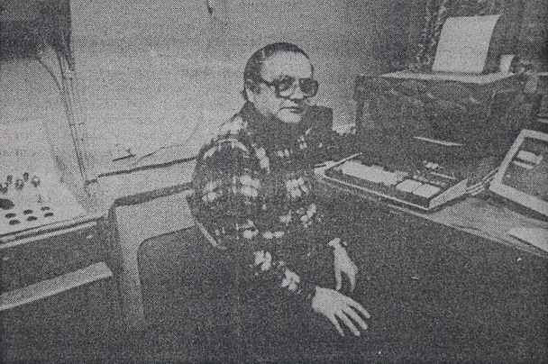 1992 год. В.С.Петрашук - инженер световой газеты. Фото М.Шмерлинга. Народное слово, 5 февраля 1992 года