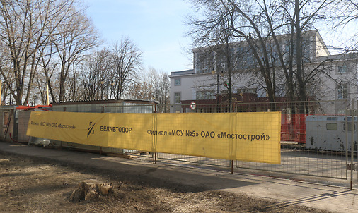Закрытый въезд на путепровод у ДК Железнодорожников. Фото Сергея Мартиновича