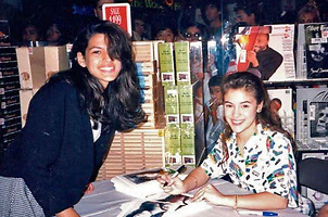 15-летняя Ева Мендес получает автограф от 17-летней Алиссы Милано