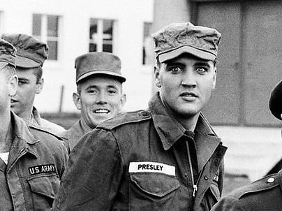 Рядовой Элвис Пресли после того как узнал, что его направляют в 3-ю танковую дивизию, дислоцированную в Западной Германии, осень 1958 года