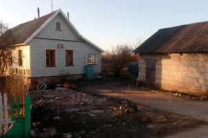 Март 2020 года. Дома у дороги на Тулово. Фото Сергея Мартиновича
