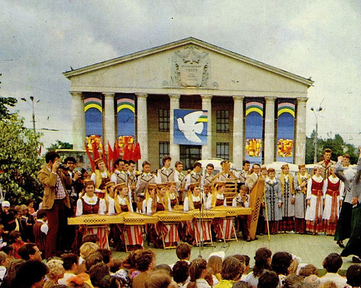 Оформление театра середины 1980-х годов. Из фотоальбома Рожденные жизнью (1988 год)