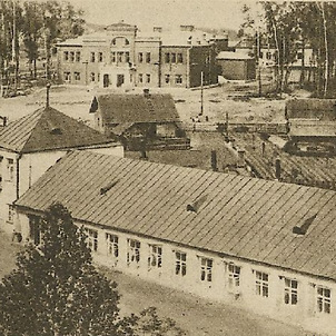 Начало 1930-х годов. Рабочий клуб (на заднем плане) и бывший монастырский корпус. Из фотоальбома Савецкая Беларусь (1932)