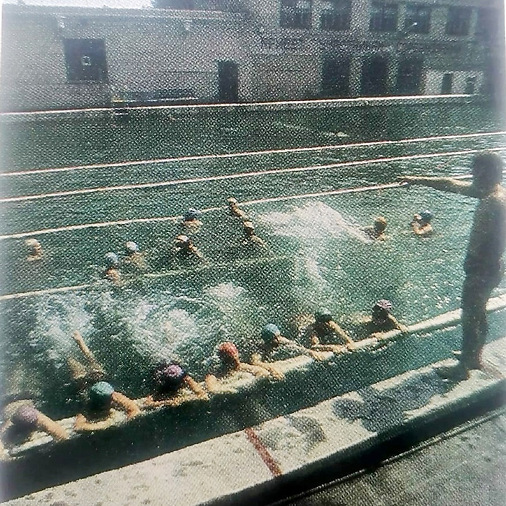 1980-е годы.В бассейне коврового комбината. Из буклета предприятия