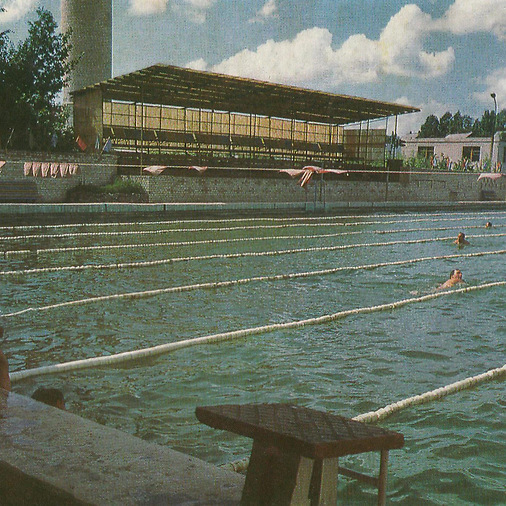 1980-е годы.В бассейне коврового комбината. Из буклета предприятия