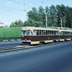 Трамвай на мосту Блохина в 1990-е годы