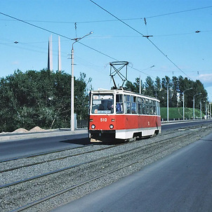 Трамвай на мосту Блохина в 1990-е годы