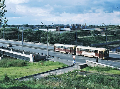 Трамвай на мосту Блохина в 1990-е годы