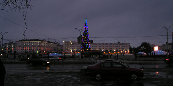 2009 год. Первая большая ёлка на площади Победы. Фото Сергея Мартиновича