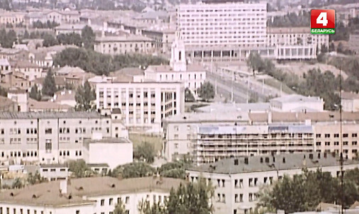 Лето 1974 года. Покраска синего дома. Кадр из фильма История города телеканала Витебск